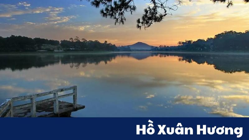 Hoàng hôn tuyệt đẹp buông xuống dòng sông Mekong nhìn từ thủ đô của Lào, Viêng Chăn với những con thuyền nhỏ lững lờ trôi